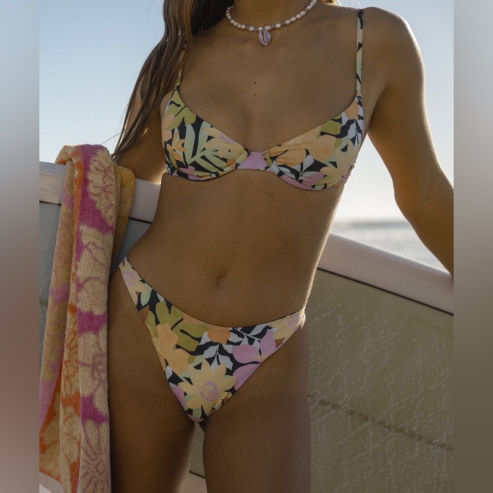 Billabong bikini top (Updated sizes) - Picture 4 of 10